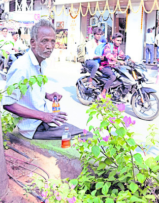 పోలీసులైతేనేం.. మేము ట్యాక్స్‘బాబు’లం!1