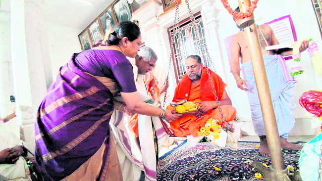 పీఠాధిపతికి తులాభారం 1