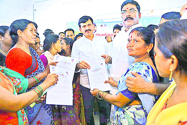 ప్రతీ పేదవాడికి అండగా ఉంటాం1