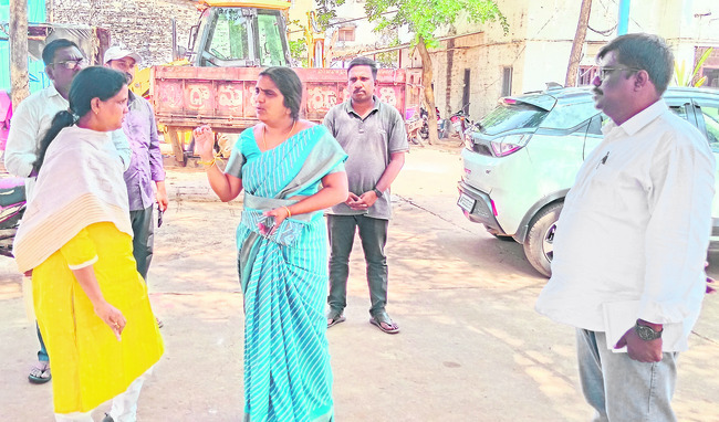 కండువాలు కప్పి.. ప్రజాతీర్పునకు మసిపూసి!1