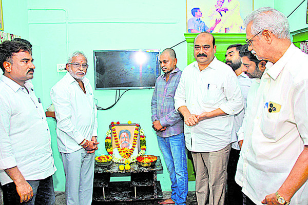 కోటిరెడ్డి కుటుంబాన్ని ఆదుకుంటాం 1