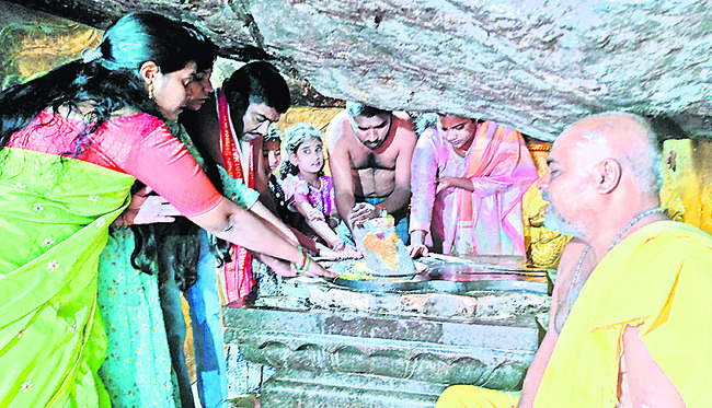 సోమేశ్వరాలయంలో  భక్తుల సందడి3