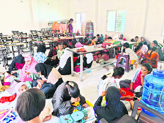 కుట్టు..ఉపాధికి పడేనా మెట్టు 2