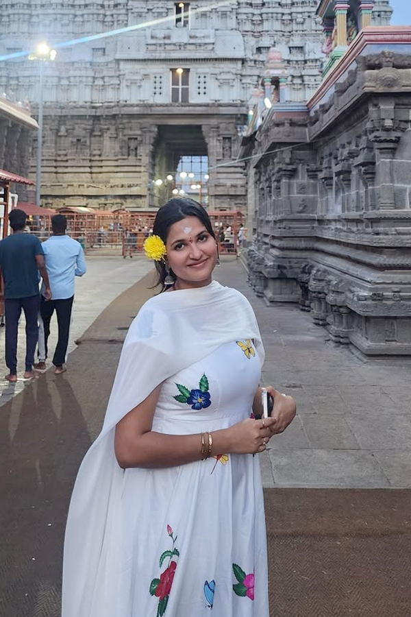 TV Actor Prabhakar with his wife And daughter visited Arunachalam Temple Photos4