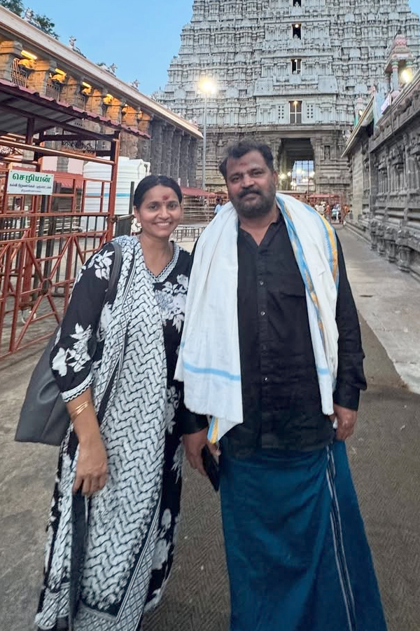 TV Actor Prabhakar with his wife And daughter visited Arunachalam Temple Photos2