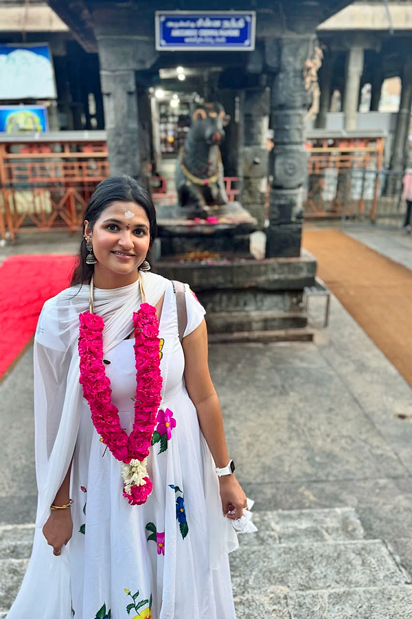 TV Actor Prabhakar with his wife And daughter visited Arunachalam Temple Photos7