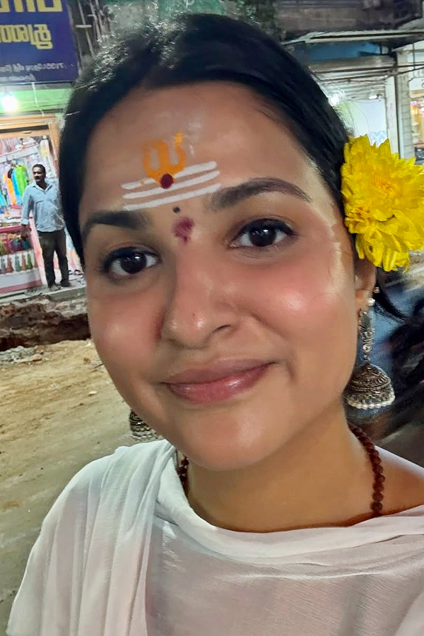 TV Actor Prabhakar with his wife And daughter visited Arunachalam Temple Photos8