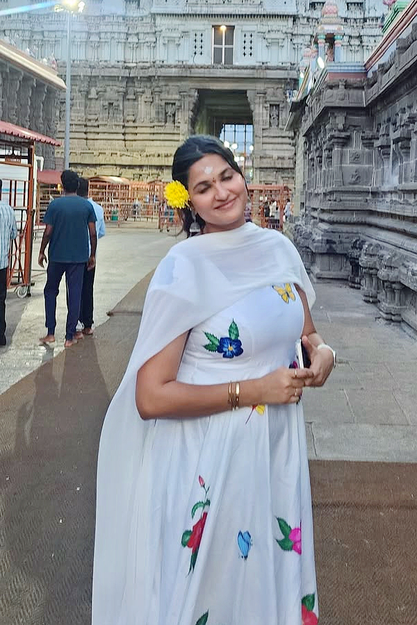 TV Actor Prabhakar with his wife And daughter visited Arunachalam Temple Photos10
