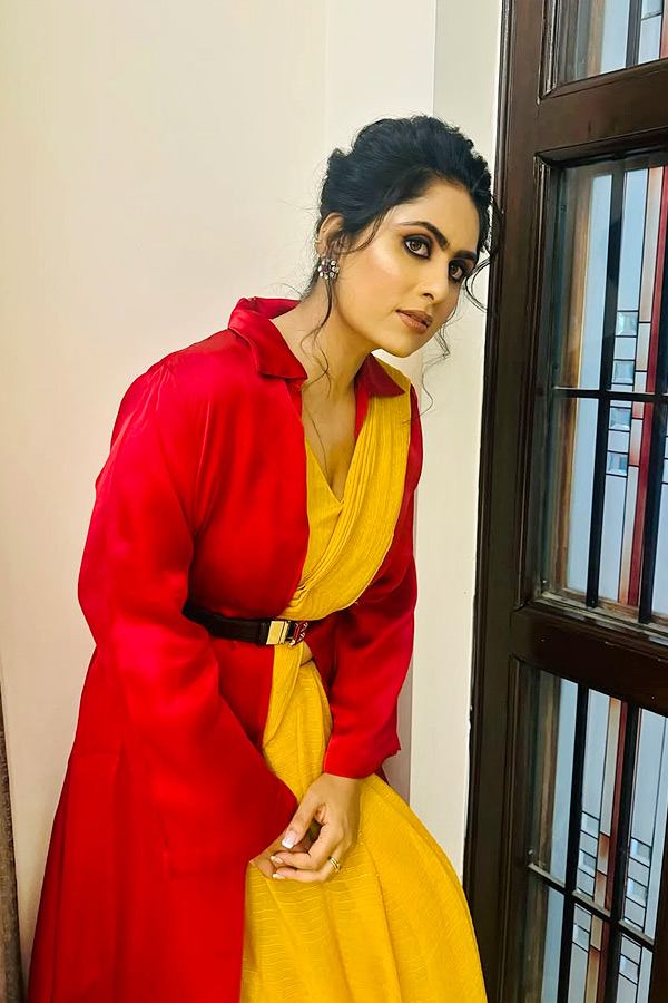 producer Dil Raju Wife Tejaswini Glamorous Stills Photos2