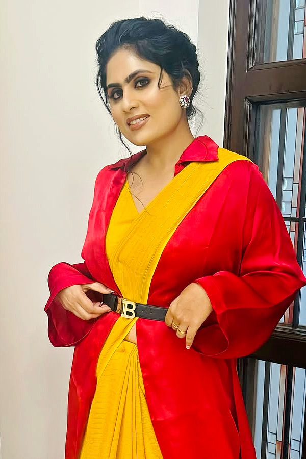 producer Dil Raju Wife Tejaswini Glamorous Stills Photos3