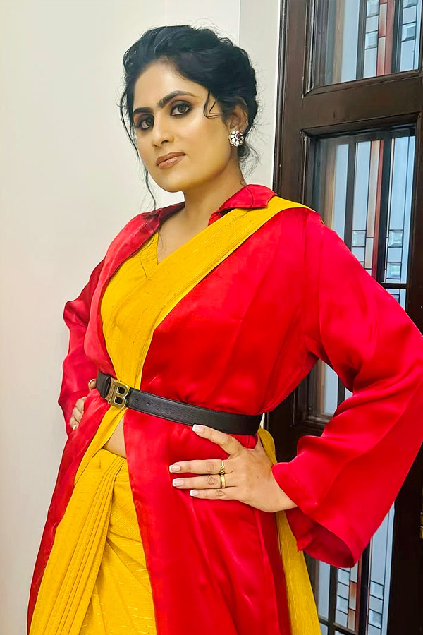 producer Dil Raju Wife Tejaswini Glamorous Stills Photos4