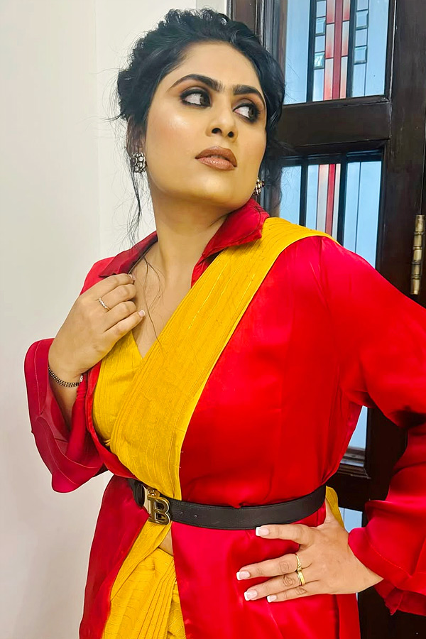 producer Dil Raju Wife Tejaswini Glamorous Stills Photos7