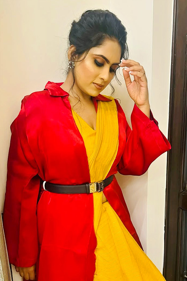 producer Dil Raju Wife Tejaswini Glamorous Stills Photos9