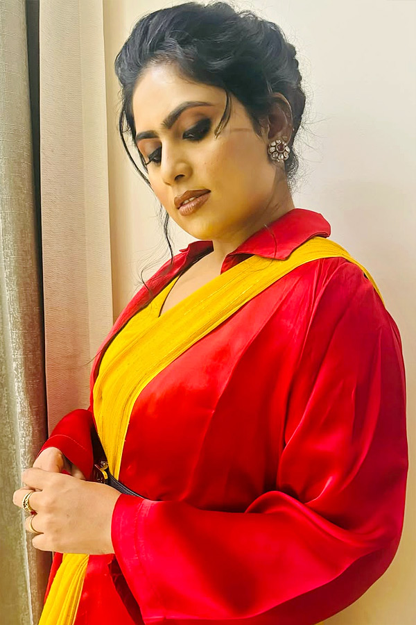 producer Dil Raju Wife Tejaswini Glamorous Stills Photos10