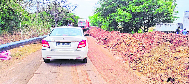 గ్యాస్ పైపులైన్ల పేరుతో అడ్డగోలు తవ్వకాలు
4