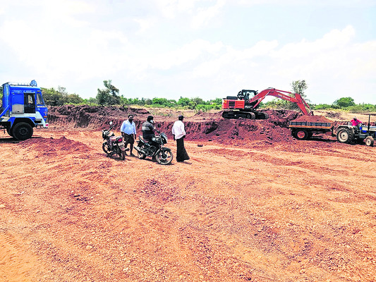 కీలకాధికారి పాత్ర
1