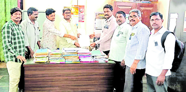 సాక్షిపై కక్ష సాధింపు దారుణం1