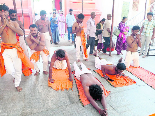కొండగట్టులో భక్తుల సందడి2