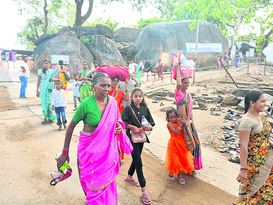 కొండగట్టులో భక్తుల సందడి1