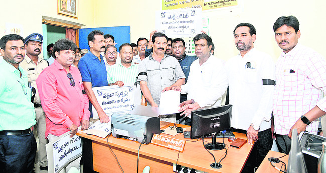 కలం గళంలో నిరసన స్వరం1