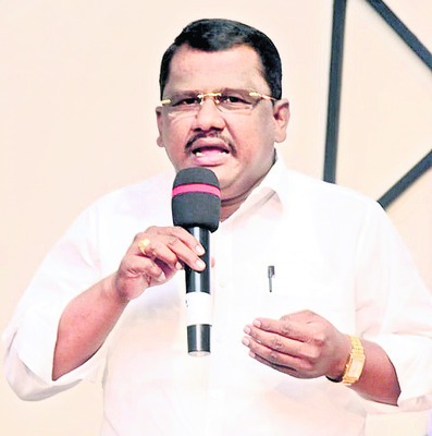 పత్రికల గొంతు నొక్కేయడం సరికాదు
2