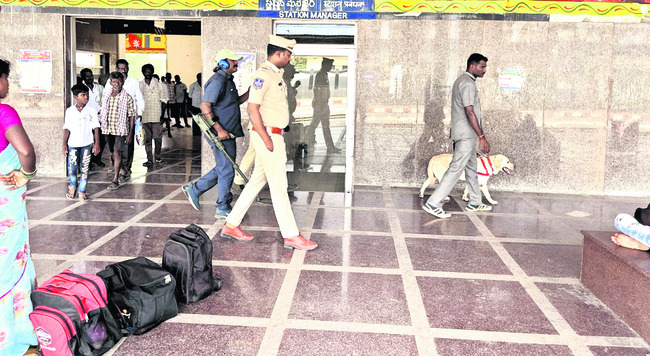 ప్రధాన కూడళ్లలో పోలీసుల విస్తృత తనిఖీలు
2