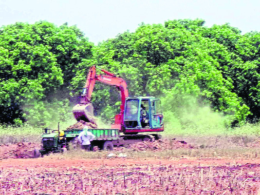 ‘గ్రేటర్’ పరిధిలో జోరుగా మట్టి, మొరం దందా6
