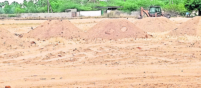 ‘గ్రేటర్’ పరిధిలో జోరుగా మట్టి, మొరం దందా1