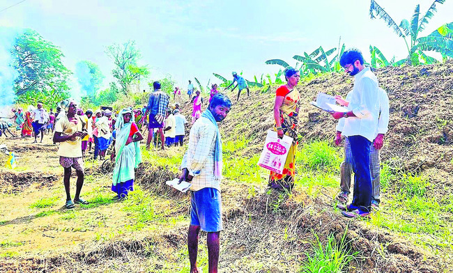 పని కల్పించాలంటూ వేతనదారుల ఆందోళన 2