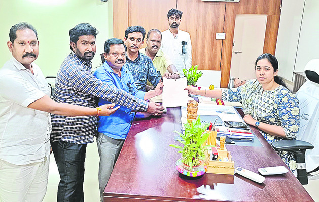 సాక్షిపై కక్ష సాధింపు దారుణం3