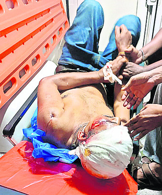 డివైడర్ను ఢీకొన్న ఆటో: ఒకరికి గాయాలు1