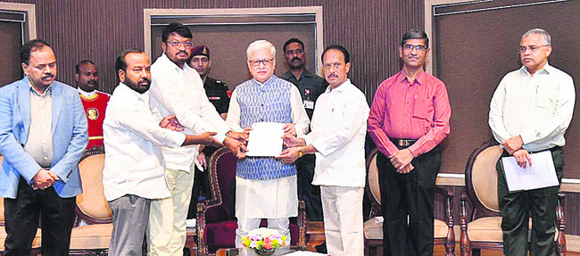 గవర్నర్ను కలిసిన రెడ్క్రాస్ సభ్యులు
1
