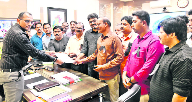 గళమెత్తిన కలం1