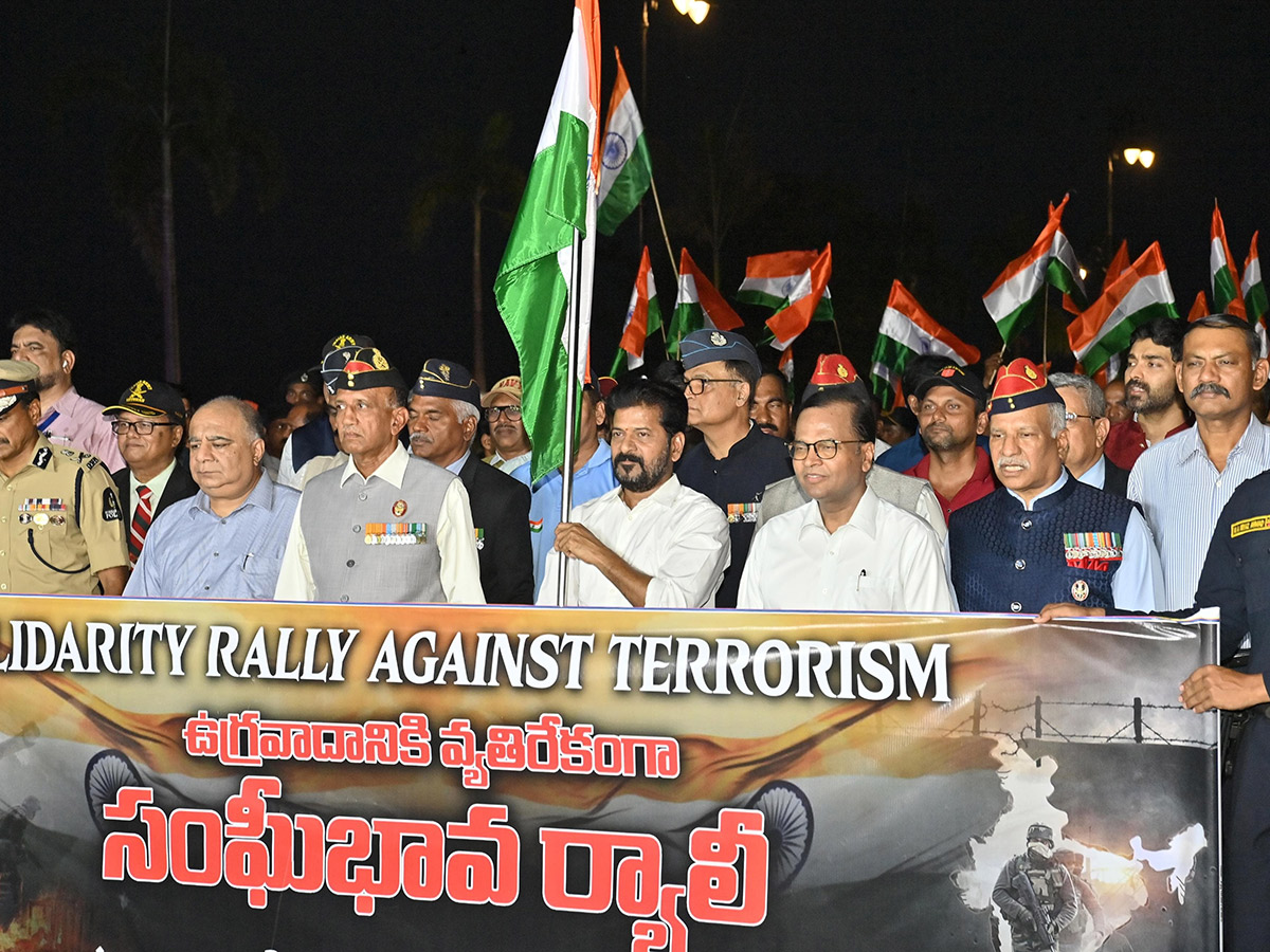 హైదరాబాద్ : సైన్యానికి సంఘీభావం..సీఎం రేవంత్‌ క్యాండిల్ ర్యాలీ (ఫొటోలు ...