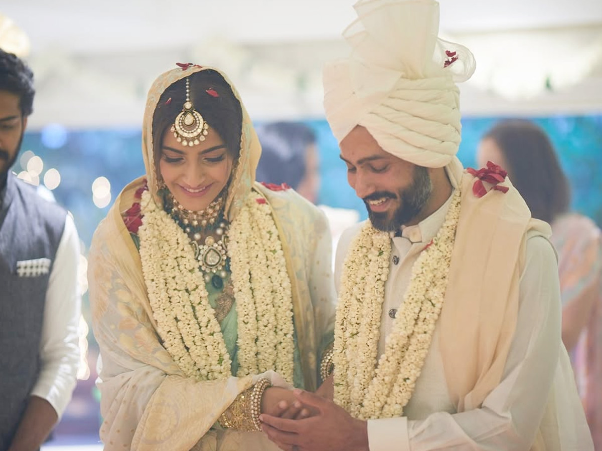 Sonam Kapoor shares unseen wedding pics with husband Anand Ahuja on 7th Anniversary Photos4
