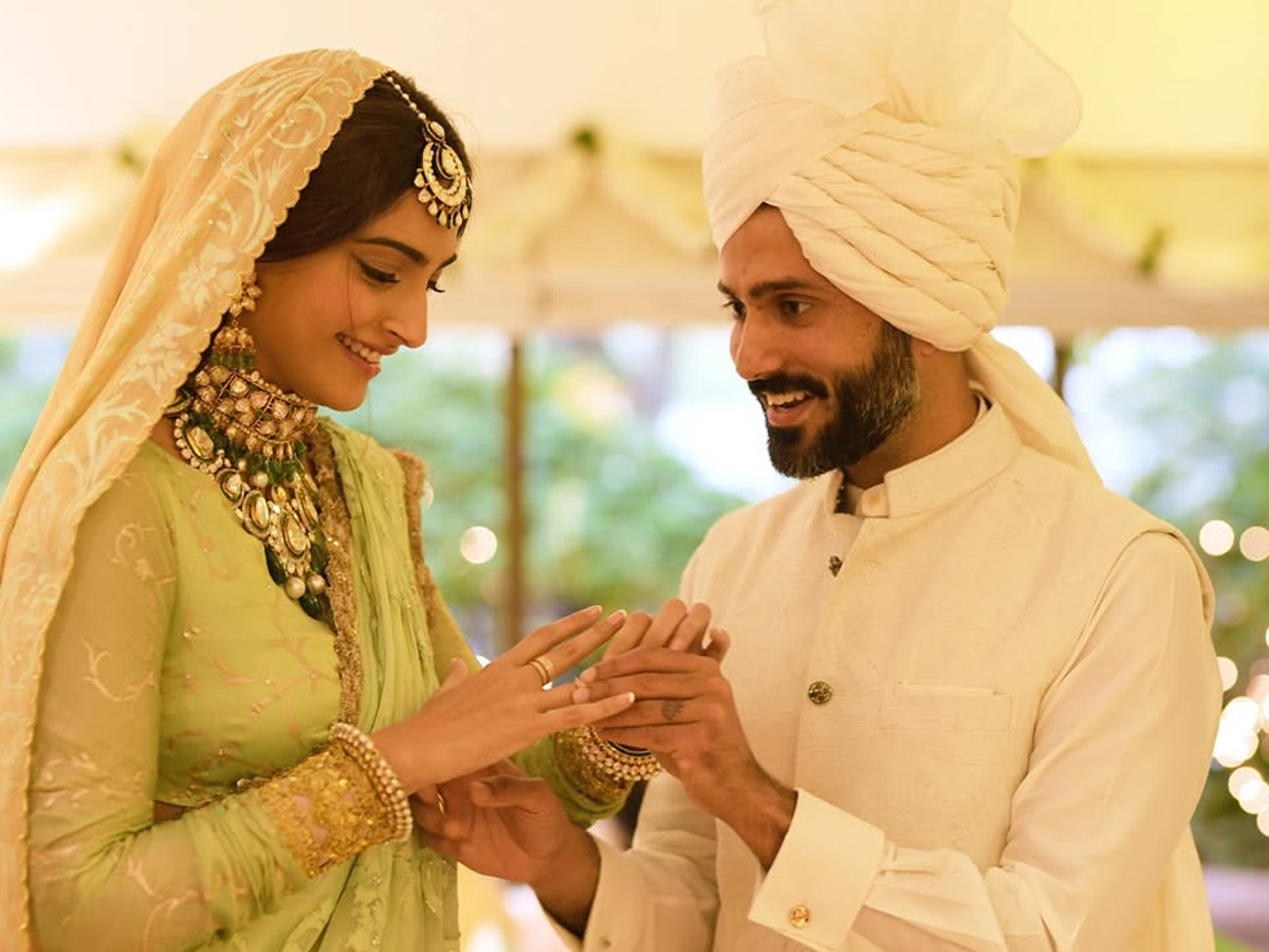 Sonam Kapoor shares unseen wedding pics with husband Anand Ahuja on 7th Anniversary Photos5