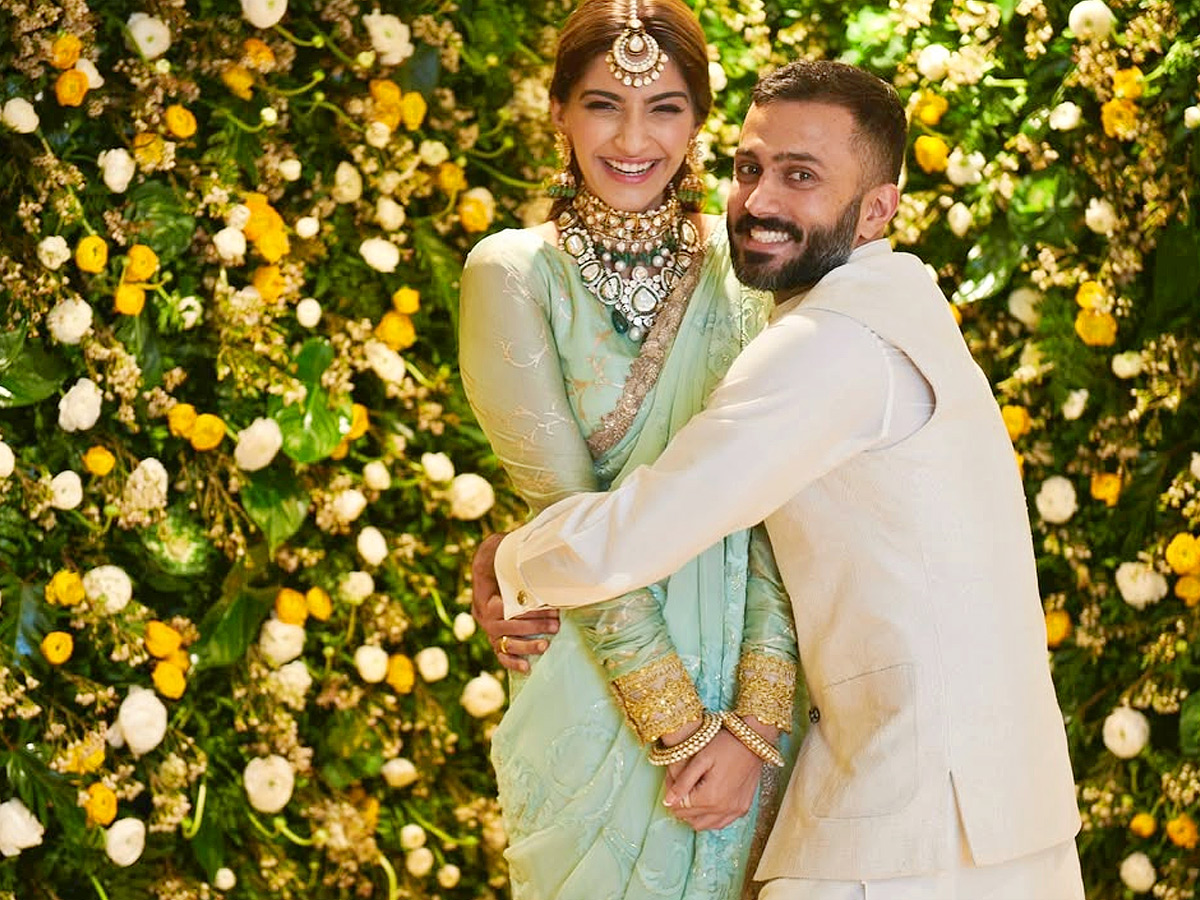 Sonam Kapoor shares unseen wedding pics with husband Anand Ahuja on 7th Anniversary Photos2
