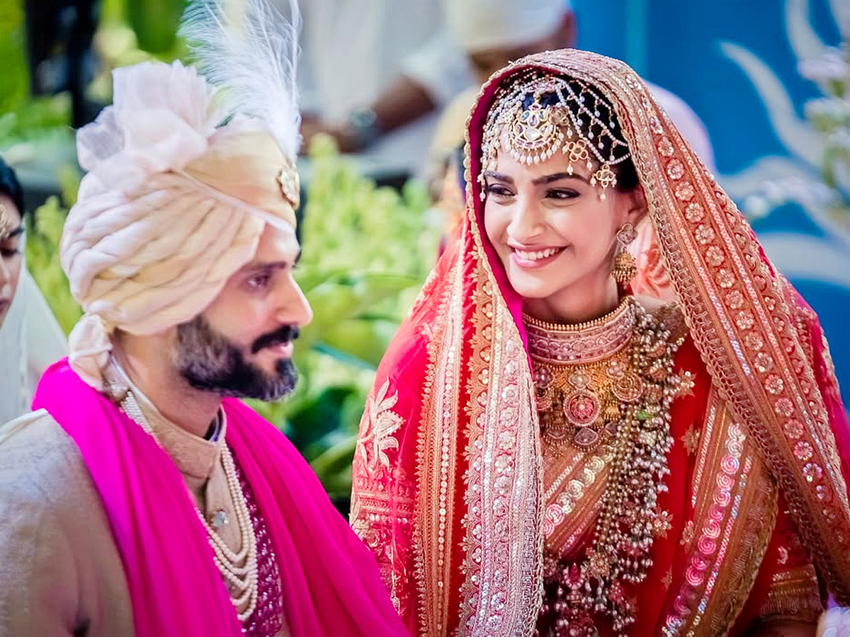 Sonam Kapoor shares unseen wedding pics with husband Anand Ahuja on 7th Anniversary Photos3