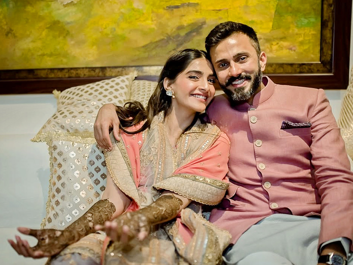 Sonam Kapoor shares unseen wedding pics with husband Anand Ahuja on 7th Anniversary Photos9