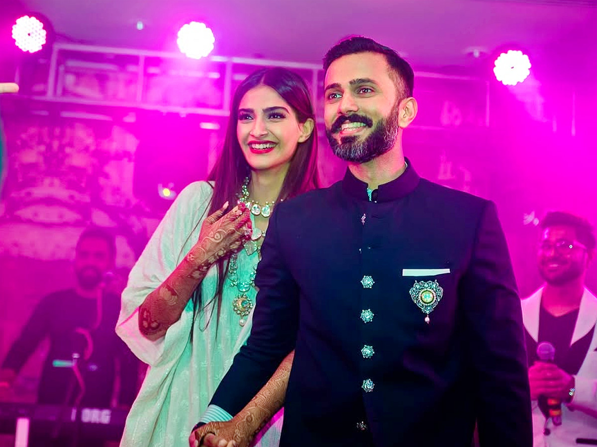 Sonam Kapoor shares unseen wedding pics with husband Anand Ahuja on 7th Anniversary Photos10