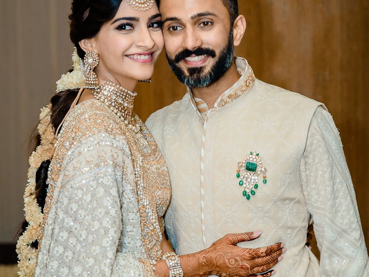 Sonam Kapoor shares unseen wedding pics with husband Anand Ahuja on 7th Anniversary Photos11