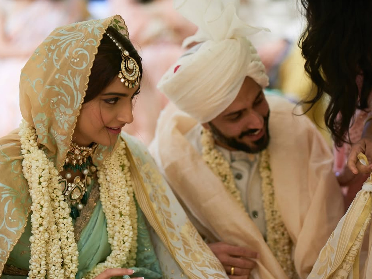 Sonam Kapoor shares unseen wedding pics with husband Anand Ahuja on 7th Anniversary Photos14