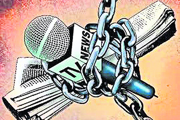 కలెక్టరేట్‌ ఎదుట నిరసన 
1