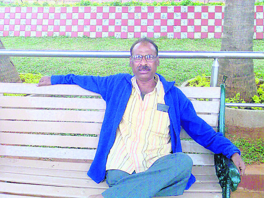 కల్వర్టును ఢీకొట్టిన కారు
1