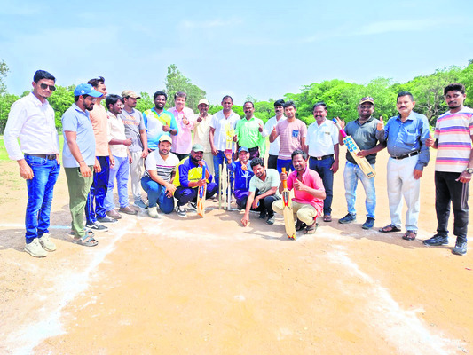 జెన్‌కో, ఎస్సారెస్పీ అధికారుల మధ్య ఫ్రెండ్లీ మ్యాచ్‌1