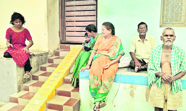 పింఛన్ల కోసం పడిగాపులు 1