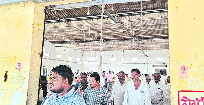 రోడ్డెక్కిన పొగాకు రైతు2