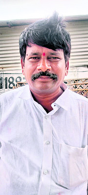 దిక్కులు చూస్తున్నాం
1