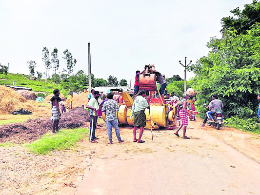 గుర్తు తెలియని వాహనం ఢీకొని ఇద్దరి మృతి 1