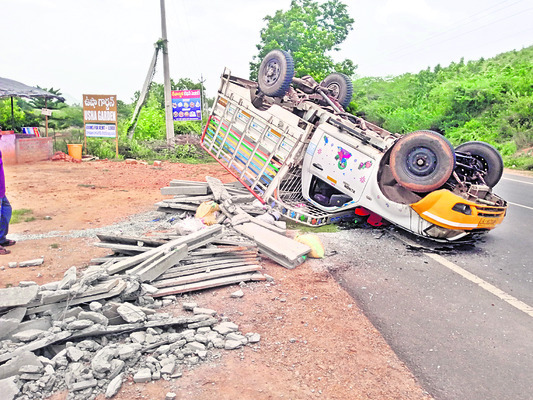 అదుపు తప్పి వాహనం బోల్తా   1